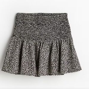 H&M SMOCKED FLORAL MINI SKIRT COLOR:Black/small flowers size Medium
